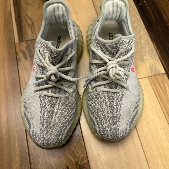 Yeezy sneakers - Picture 2 of 5